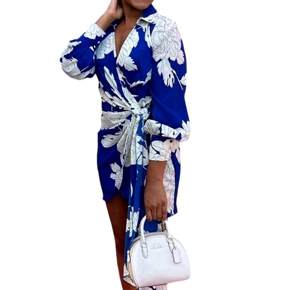 Luxxel Dresses & Skirts - Luxxel floral long-sleeve wrap dress,‎ Medium